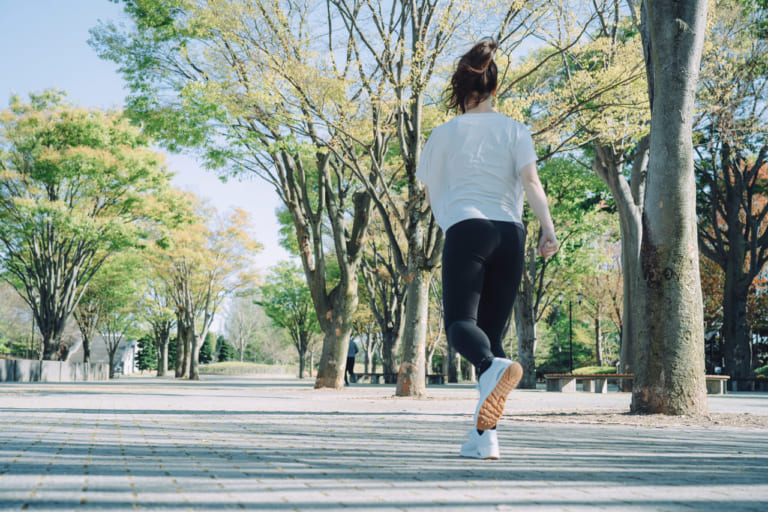 運動する女性