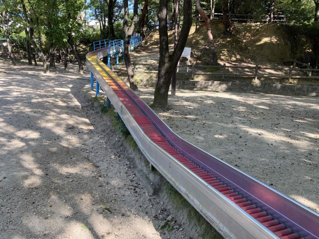 東児童園のローラー滑り台