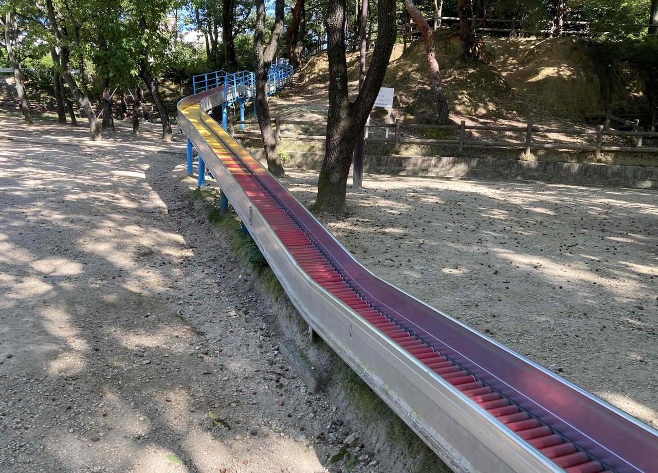 東児童園のローラー滑り台
