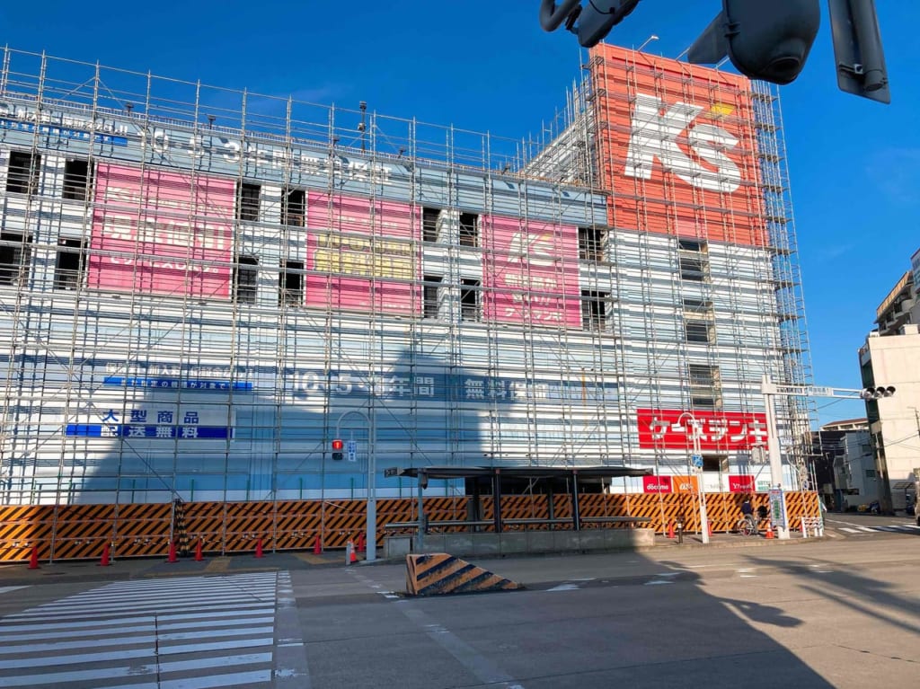 ケーズデンキ吹上店足場がかけられた外観