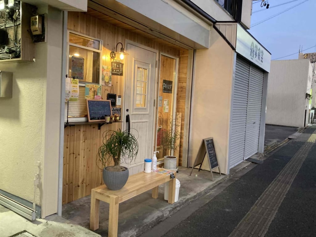農家がつくる野菜スタンドの外観