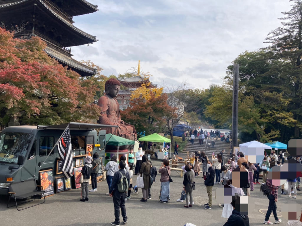 興正寺マルシェキッチンカーのエリアの様子