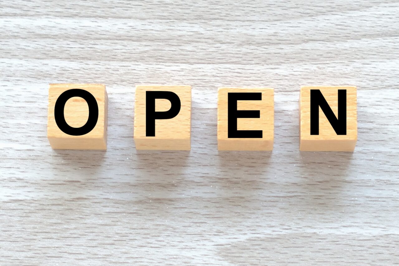 OPENの木のブロック