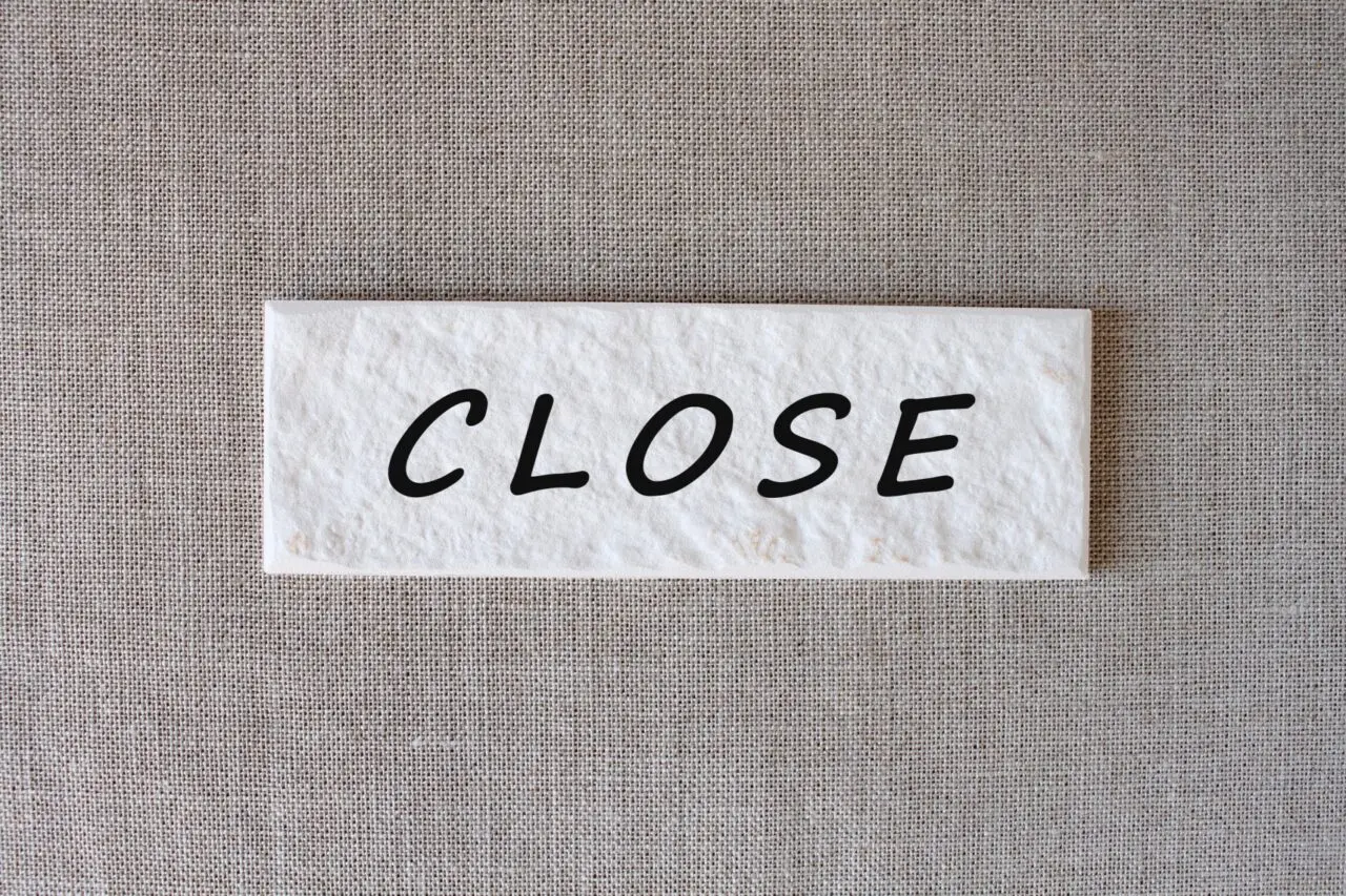 CLOSEと書かれた白いプレート